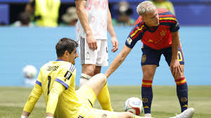 Bélgica pierde a su figura: Courtois salió lesionado ante España