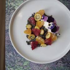 Glace Au Lait De Chevre Agrumes Crumble Sesame Noir Pensees Juliette Meyer Juliette Meyer In 2020 Food Breakfast Fruit Salad