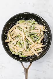 Cremige Pasta Mit Grunem Spargel An Einer Einfachen Veganen Alfredo Sauce Ein Schnelles Und Einfaches Nudelrezept Spargel Pasta Spargel Gruner Spargel Rezepte