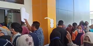 Cara daftar blt umkm akan membantu anda mendapatkan bantuan dari pemerintah sebesar rp 2,4 juta. Daftar Bansos Umkm Ratusan Warga Lombok Timur Rela Berdesakan Bagian 1