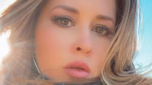 Király Linda régi családi fotókkal köszöntötte a születésnapos testvéreit