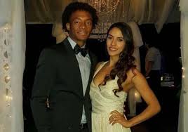 Juan guillermo cuadrado subió una foto en su cuenta de instagram con un mensaje muy bello mis campeonas que están siempre en todo momento las amo, estaba junto a su esposa diana melissa botero, su pequeña hija lucía, su mamá marcela bello y maría ángel su hermana menor. Juan Cuadrado Bio Height Weight Body Measurements Girlfriend Celeboid