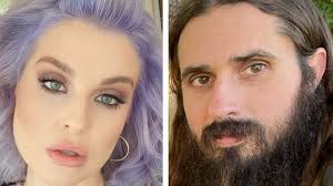 She is an actress and producer. Leidenschaftlich Kelly Osbourne Knutscht Ihren Freund Ab Promiflash De