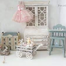 画像に含まれている可能性があるもの テーブル 室内 ミニチュア家具 室内 家具