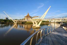 The sarawak government added the darul hana bridge across the sarawak river near the building in 2017.7 in 2018, the darul hana musical fountain was added in front of the state assembly building.8. The Best Attractions To Visit In Kuching