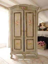 Armoire Miniature En Bois Gris Gustavien Rubans Et Roses Romantiques Marie Antoinette Mobilier De Maison Miniatur Mini Doll House Pink Dollhouse Miniatures