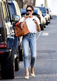 Victoria beckham, nata victoria caroline adams, nota anche con lo pseudonimo di posh spice (harlow, 17 aprile 1974), è una stilista, cantante e modella britannica. Victoria Beckham Style Clothes Outfits And Fashion Celebmafia