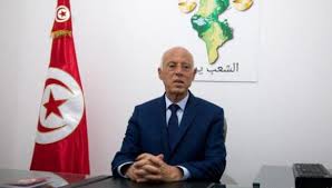 من المنتظر أن يجتمع رئيس الجمهورية قيس سعيد بقيادات عسكرية، وفق ما أكدته مصادر متطابقة، حيث دعا سعيد اليوم الأحد 25 جويلية 2021 إلى إجتماع طارىء. Ø§Ù„Ø±Ø¦ÙŠØ³ Ø§Ù„ØªÙˆÙ†Ø³ÙŠ Ù‚ÙŠØ³ Ø³Ø¹ÙŠØ¯ Ø¹Ø§Ø²Ù… Ø¹Ù„Ù‰ ØªØ¹Ø¯ÙŠÙ„ Ø§Ù„Ø¯Ø³ØªÙˆØ± ÙˆØ§Ù„Ù‚Ø§Ù†ÙˆÙ† Ø§Ù„Ø§Ù†ØªØ®Ø§Ø¨ÙŠ Ø¨Ù†ÙŠØ© ØªØºÙŠÙŠØ± Ø§Ù„Ù†Ø¸Ø§Ù… Ø§Ù„Ø³ÙŠØ§Ø³ÙŠ ÙÙŠ Ø§Ù„Ø¨Ù„Ø§Ø¯ ÙˆÙŠÙ†Ø¯Ø¯ Ø¨Ø§Ù„ØªØ¯Ø®Ù„Ø§Øª Ø§Ù„Ø®Ø§Ø±Ø¬ÙŠØ© ÙÙŠ Ø´Ø¤ÙˆÙ† Ø¨Ù„Ø§Ø¯Ù‡ ÙˆÙ„ÙŠØ¨ÙŠØ§ Ø±Ø£ÙŠ Ø§Ù„ÙŠÙˆÙ…