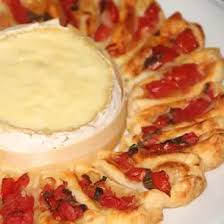 Soleil De Mini Feuilletes A La Tomate Avec Son Cœur De Camembert Coulant Recette Camembert Mini Feuillete Recette Camembert Roti