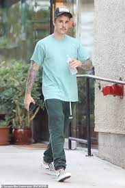 Justin Beiber Carries A Pillow As He Steps Out In La Solo Justin Bieber Style Justin Bieber Outfits Justin Bieber