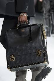 Une fantastique gamme de sacoche homme fendi pensée pour chaque occasion: Defile Fendi Automne Hiver 2020 2021 Homme Fendi Sac Homme Sac Mode