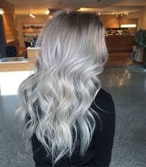 blonde haare grau farben langes haar welliges haar ein madchen mit schwarzer bluse silber blond haarfarbe silberblond haarfarben