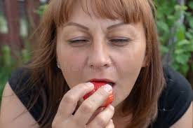 Jovem Mulher Com Olhos Azuis No Nibe Preto Perto Acima a Menina No Burqa  Conceito Religioso Do Estilo De Vida Dos Povos Imagem de Stock