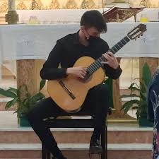 Él y sus hermanos fueron criados entre villarreal y castellón.un accidente marcó su infancia cuando, al parecer, cayó a una acequia en un descuido de la muchacha que le cuidaba, y quedó su vista dañada. Isabel Martinez Classical Guitarist Facebook