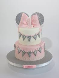 Your cake will be all that glitters with these edible gold cake sequins. Maus Glitzer Torte Lealu Sweets