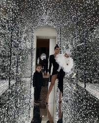 Kardashian Christmas Eve Party 2018 Entryway Kardashian Christmas White Christmas Party Formal Christmas Party
