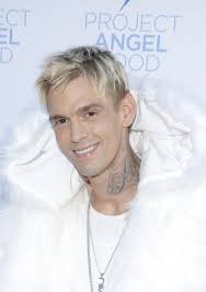 Cantor Aaron Carter é encontrado morto aos 34 anos, diz site