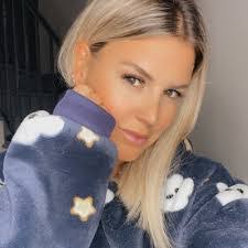 Angela Pires's Instagram, Twitter & Facebook