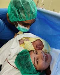 Selepas 14 hari dilahirkan, anak meninggal dunia akibat jangkitan kuman dalam darah. Bikin Pilu Glenn 7 Artis Ini Meninggal Saat Usia Anaknya Masih Bayi