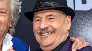 Keyboardist Mike Pinder dead at 82 as The Moody Blues fans mourn death of  final original band member