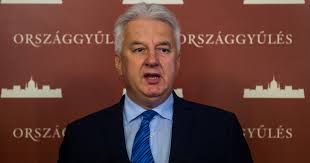 Az eredeti képen semjén zsolt egy gyógyult madarat engedett szabadon. Index Belfold Semjen Zsolt A Maganeletben Mindenki Azt Csinal Amit Akar De Ebbol Nem Formalhat Politikat