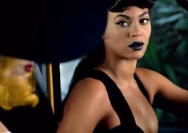 Lesley ist ein unausgeglichener, ausgeglichener Charakter.