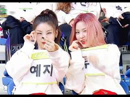 Ryujin sete geldiğinde o sırada hazırlanan yeji ile konuştu. Itzy Ryujin And Yeji Cute Moment Youtube