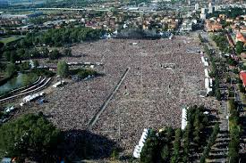 Il conduttore, scelto dalla rai per commentare il concerto più atteso dell'estate, spesso prende la linea. 3 Anni Fa Il Concerto Che Ha Scritto La Storia Oltre 250 Mila Persone Al Modena Park Per Vasco Rossi