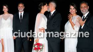 Por ser contacto estrecho, sus hijas violeta y emma y su marido, jorge rial, deberán permanecer en la misma situación para evitar la propagación del virus. Jorge Rial Y Romina Pereiro Ya Son Marido Y Mujer Mira Sus Elegantes Looks El Anillo Y El Apasionado Beso Ciudad Magazine