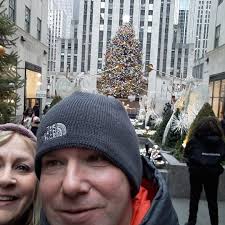 How to clean leaves from a pond with pea gravel?