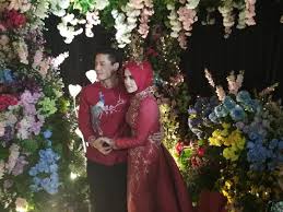 Meski cut meyriska sudah mengklarisikasi bahwa kejadian dalam video itu tidak benar, namun memang tidak ada larangan bagi pria yang telah menikah untuk berinteraksi dengan wanita selain. Nuansa Taman Bunga Di Resepsi Nikah Roger Danuarta Cut Meyriska Seleb Tempo Co