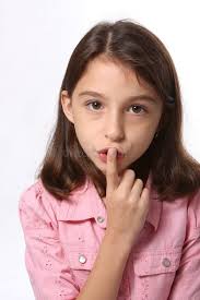 Chica Joven Con La Camisa Azul De La Falda Y De La Flor Foto de archivo