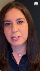 WSJ senior personal tech columnist Joanna Stern breaks down the key  features of Apple’s new iPhone 15. #iphone15 #technews #appleiphone #promax  #cnbc