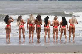 Resultado de imagem para mulheres jogando futebol de biquine na praia imagens