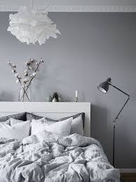 Wand Grau Streichen Weissen Lampenschirm Einmachglas Mit Zweigen Graue Bettwasche Wandfarbe Grau Graue Bettwasche Graue Wande Wohnzimmer