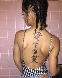 Bienvenue Sur Instagram Obtiendriez Vous Un Tatouage Arriere Explore Explorepage Spine Tattoos Spine Tattoos For Women Tattoos