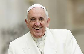 Franciszek pokazuje zerwany różaniec i mówi ,że śmierć jezusa na krzyżu była porażką. Papiez Franciszek Na Filipinach Synteza Niedziela Pl