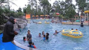 Memiliki 2 buah villa dalam satu kawasan yaitu villa 6 kamar dan 3 kamar yang bisa disewa keduanya atau salah satu nya menyesuaikan dengan kebutuhan. 11 Pemandian Air Panas Di Bandung Yang Cocok Untuk Lawan Dingin