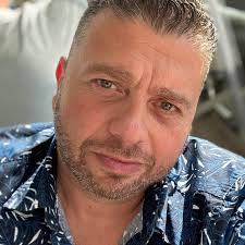 Can someone recommend a good photographer for weddings, I need someone with  a good eye and good character, please DM or comment :)