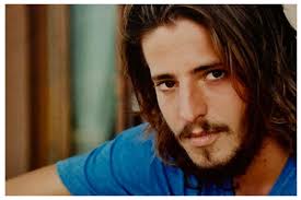 Bello e super corteggiato ma lontano dai riflettori: i genitori sono  famosissimi e la somiglianza è impressionante