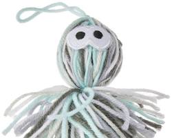 cat playing with a yarn octopusの画像