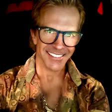 Davenport's Piano Bar & Cabaret was once a venue I had pride in performing  at. Not anymore. Years ago, I had the honor of performing my own cabaret  show (Showbiz Love for