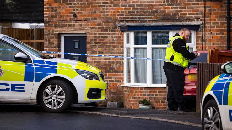 The scene outside the family home in Littleover where Kathryn Iyayi was killed, do AI tạo