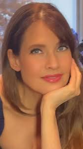 Is anyone else still holding onto their holiday decorations? I suppose it’s  time for me to take down the tree. How about you? #dress by  @cesargalindocollection from @crescala_collective #shoes by ...