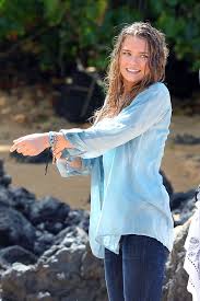 Are you searching picture for high quality celebrity ? Indiana Evans Photos Photos Indiana Evans And Brenton Thwaites Film Blue Lagoon In Maui Indiana Evans Fotos Tumbrl Y Hermosa