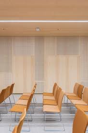 Micro Perforated Acoustic Wood Panels Are Cladding Walls And Ceiling In This Conference Room Inredningskontor Design Inredning Interiorer