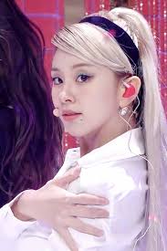 MINA LIKES ARIANA GRANDE Chaeyoung be like: cr.