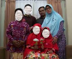 Check spelling or type a new query. Sangat Sadis Usai Diperkosa 4 Pria Dan 1 Wanita Alat Kelamin