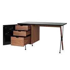 Stylischer schreibtisch in walnuss mit breiten kufen aus stahl und wählbarem schubkasten der schreibtisch aus walnuss massiv nach maß überzeugt durch seinen unaufdringlichen. Gubi Schreibtisch 62 Series Walnuss Online Bei Milanari Com