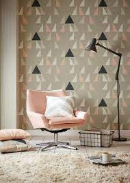 14 schone tapeten in beige mit geometrischen formen rosa sessel kissen teppich lampe tapeten ideen tapeten geometrische tapete